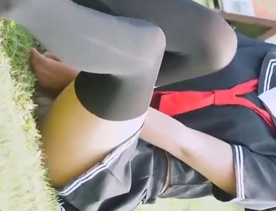 美少女コスプレイヤーの野外パンチラ！これは激シコ確定案件でしょｗ