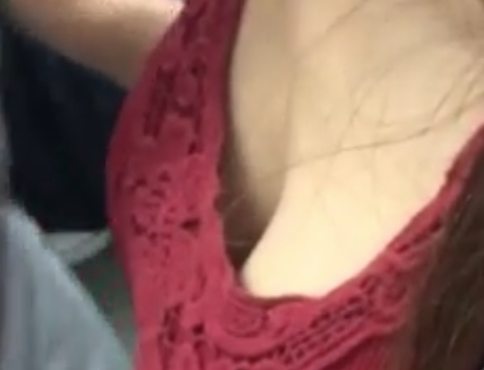 顔見知りの犯行！電車内でお姉さんの谷間を盗撮した映像ｗ