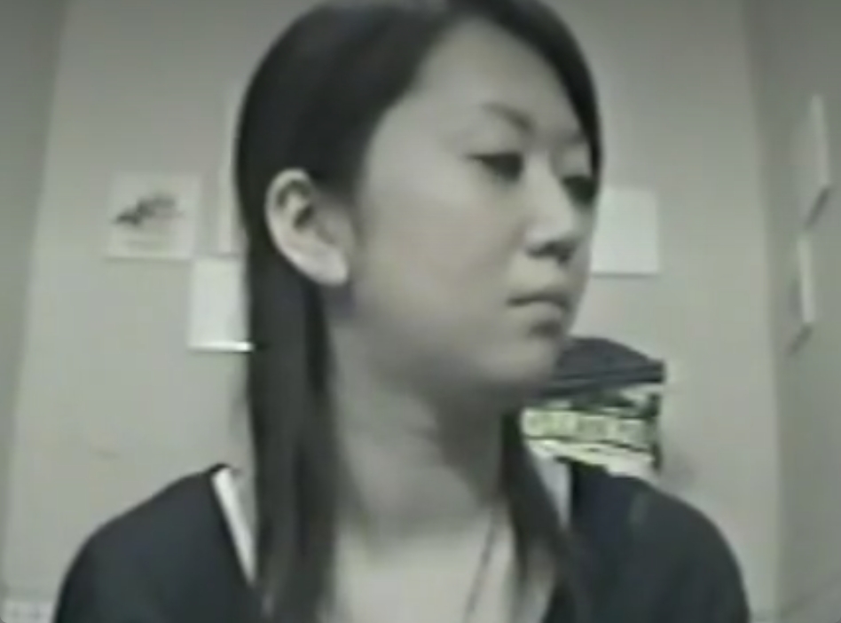 トイレで鼻ホジするお姉さんを盗撮！大きいの取れたかな？