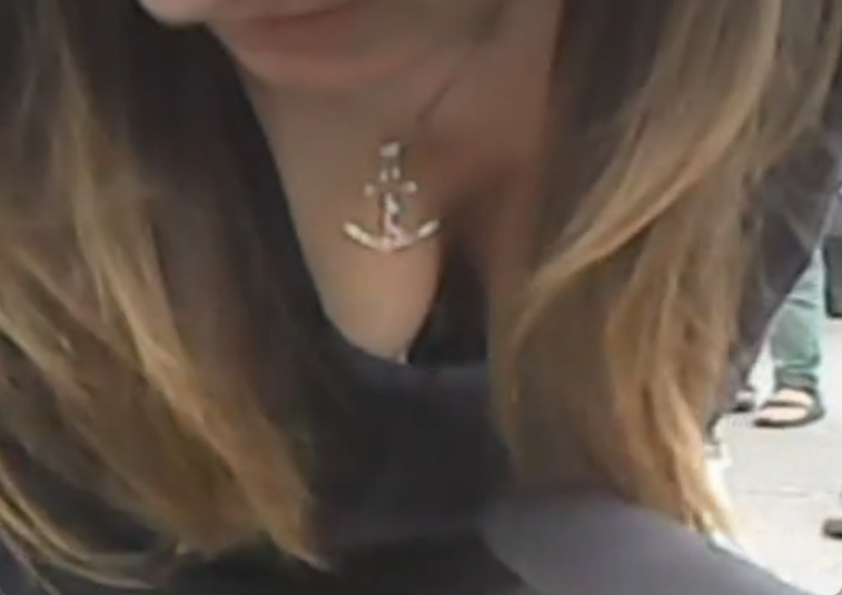 外人さんの胸チラ盗撮！規格外の谷間がめちゃくちゃセクシーだなｗ