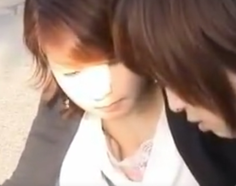 道端で見つけた胸元ががっぽりあいたお姉さんを盗撮！