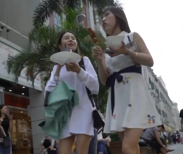 お外で食べ歩きするお姉さんを追跡盗撮！行儀悪すぎだろｗ