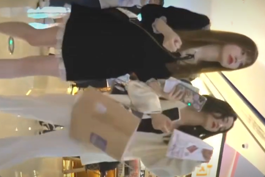 デパートの中で歩き食いをする美女のパンツ盗撮映像がこれｗ