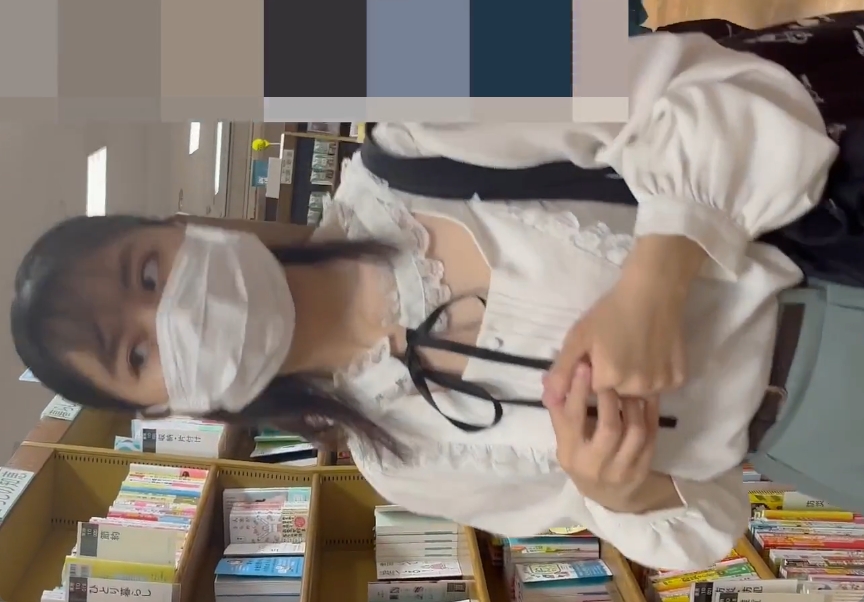 マスク美人さんが本屋で逆さ盗撮！パンツをしっかり撮られてますｗ