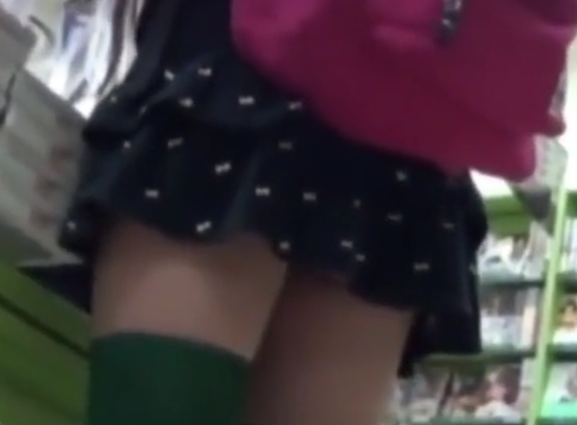 オタク系の女の子を店内で逆さ盗撮！全く気付いておりませんｗ