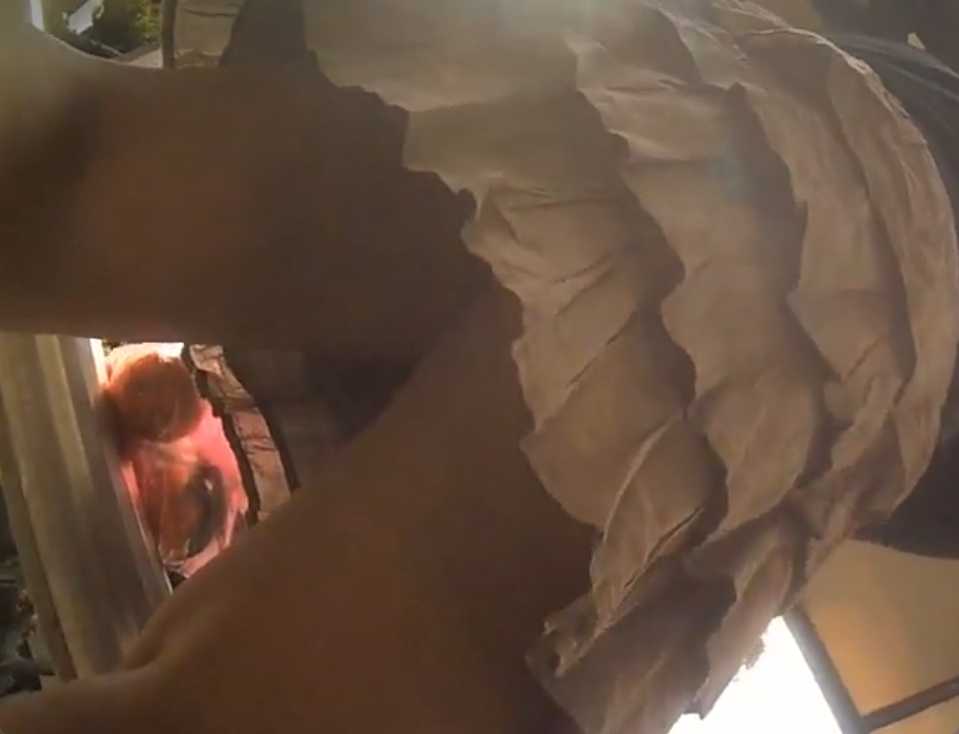 バス停でバス待ちしている女の子をさくっと逆さ盗撮した映像ｗ