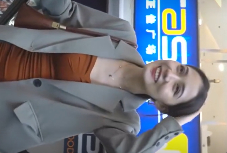 綺麗で素敵なお姉さんたちを逆さ盗撮！どんなパンツ穿いてるかな？