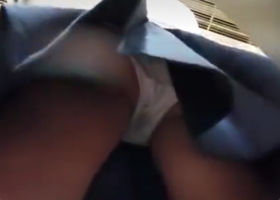 スポーツをしているであろうウブなJKを電車内で逆さ撮り！