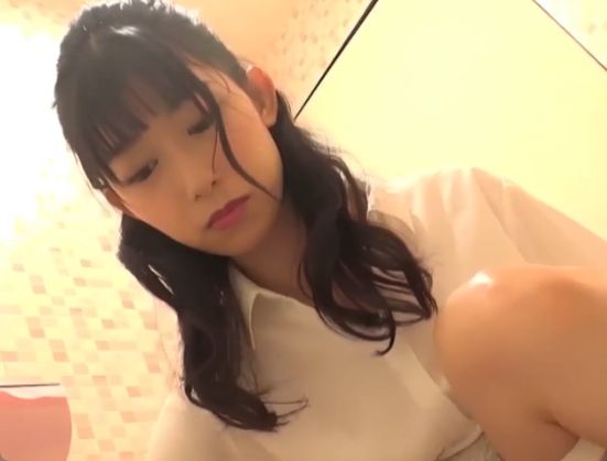 おしっこしたあとに軽めのオナニーをする美女を盗撮ｗ