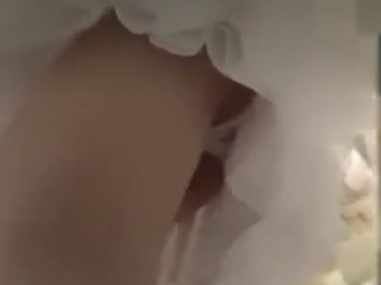 美脚お姉さんの電車内盗撮動画！どんなマンコしてるのか気になりますｗ