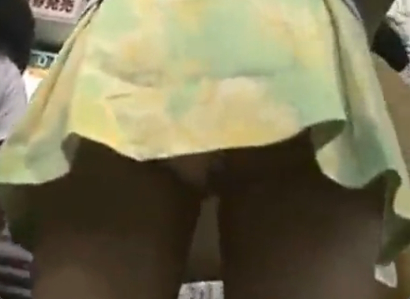 かなり昔に撮られた無慈悲な盗撮動画！女は全く気付いてないｗ