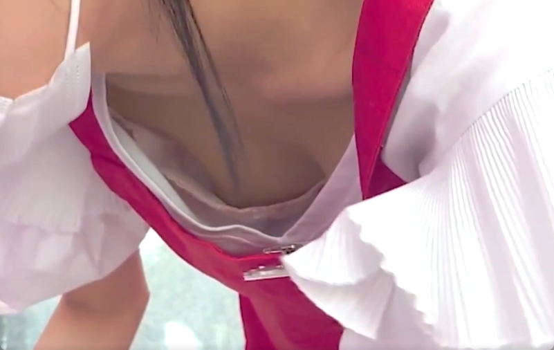 ちっぱい店員の胸チラ盗撮動画！可愛い乳首がちらりｗ