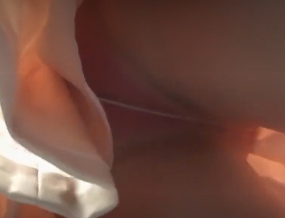 ガチの電車内でフロントパンツまで頂いちゃうってかなりのヤり手ですね