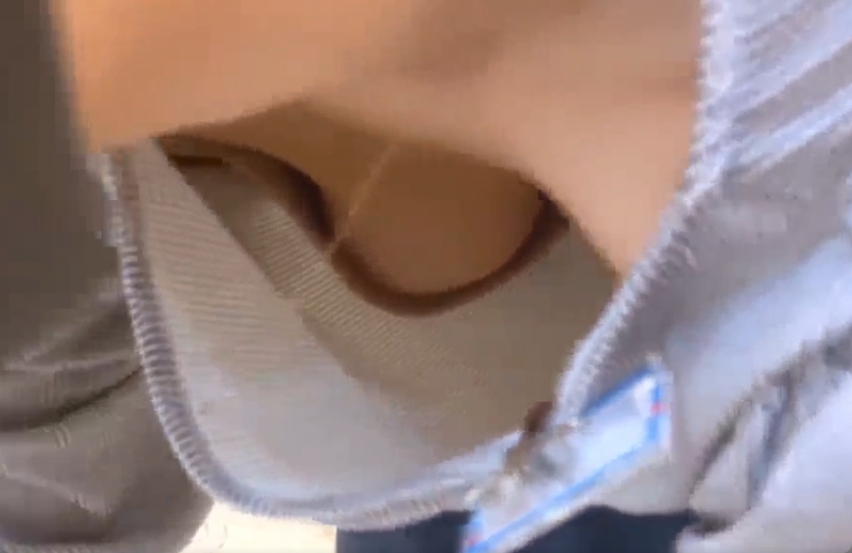 垂れ気味の柔らかおっぱいを盗撮！店員さん全く気付いてないｗ