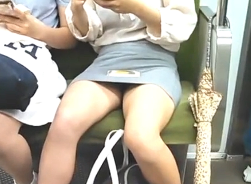 パンツにフォーカスした電車内対面パンチラ！お股緩すぎでしょｗ