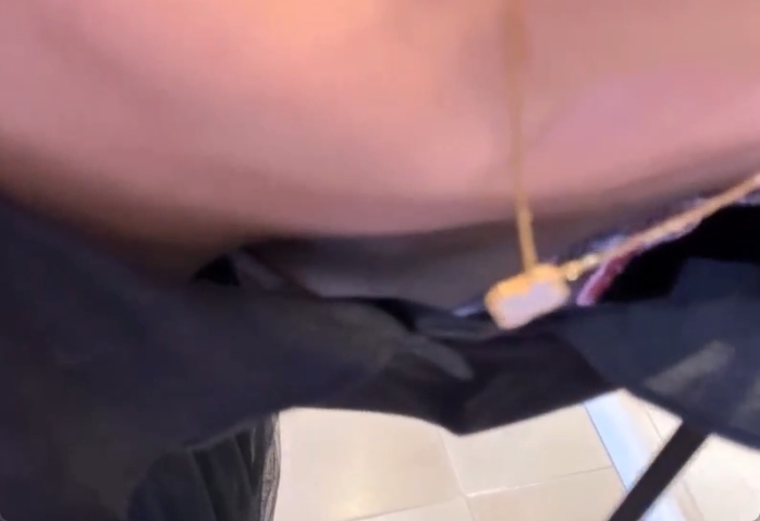 ネックレスの隙間をぬってぺちゃぱいを盗撮！Aカップは確定でしょうｗ