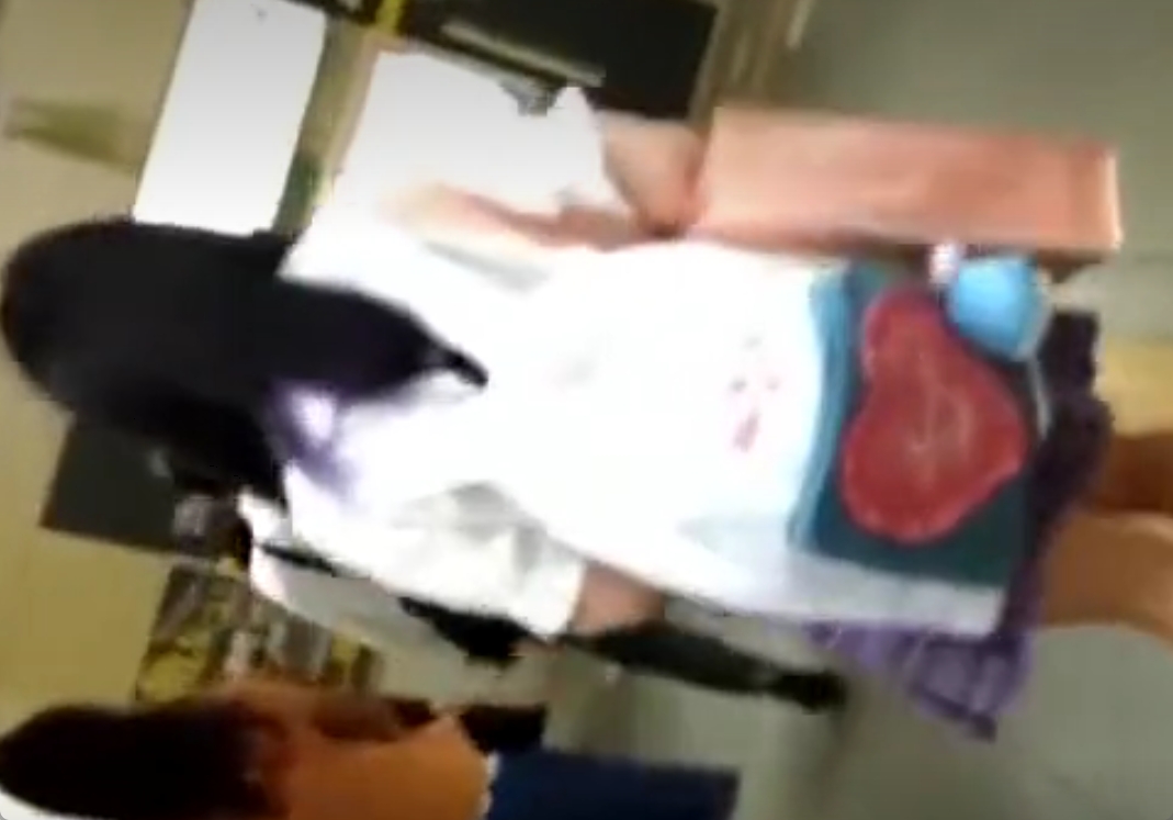 満員電車内で盗撮どころか痴漢までしてるヤバい動画がこちらｗ