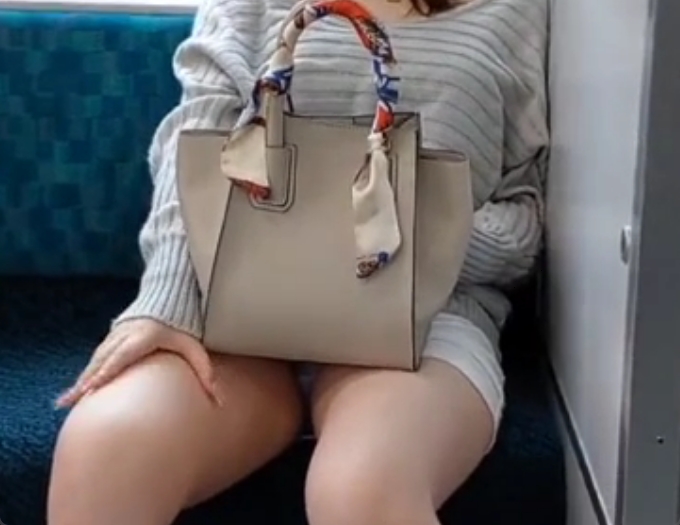 こうしてパンティを見せつけてくる女って基本ナンパしたらヤれる説ｗ