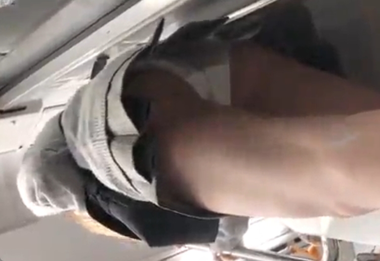 ヤリマンアピールでもしてんのか？ギャルJKの電車内逆さ撮り動画ｗ