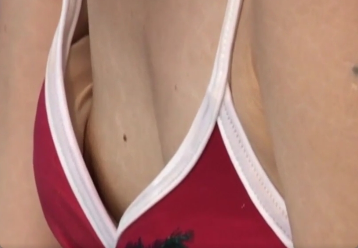 意外と見えるプールでの胸チラシーン！ビキニ浮いちゃってますよｗ