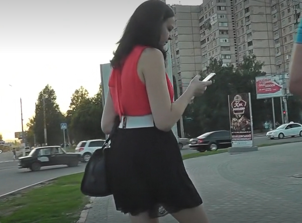 外国人のお姉さんが階段で逆さ撮りされる海外パンチラ動画！