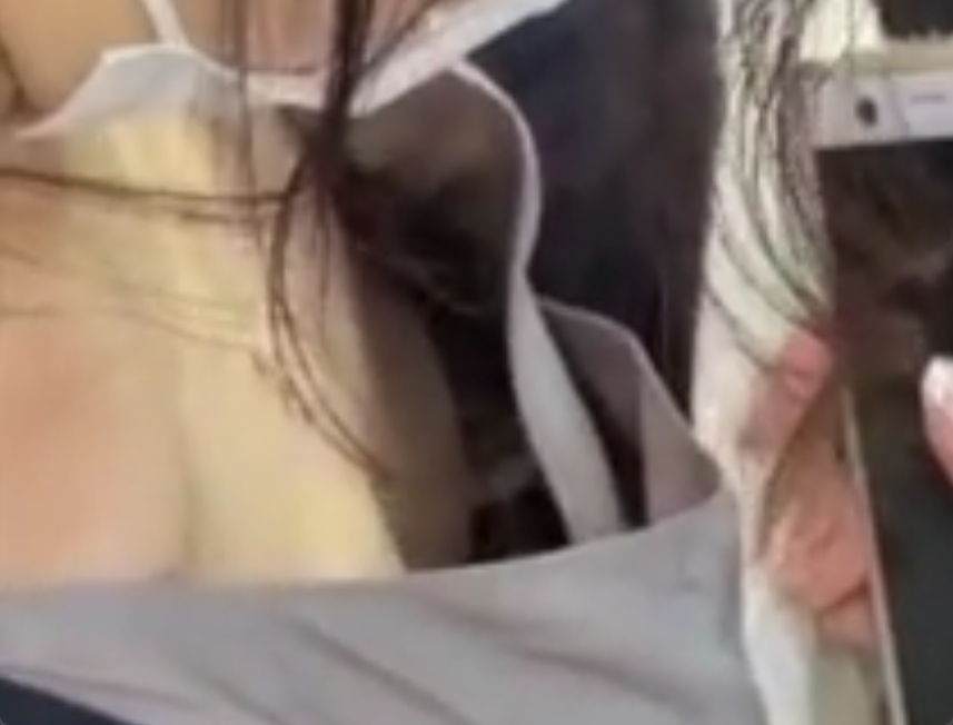 電車で熟睡中のお姉さんの胸チラ！やはり電車で寝るのは危険かｗ