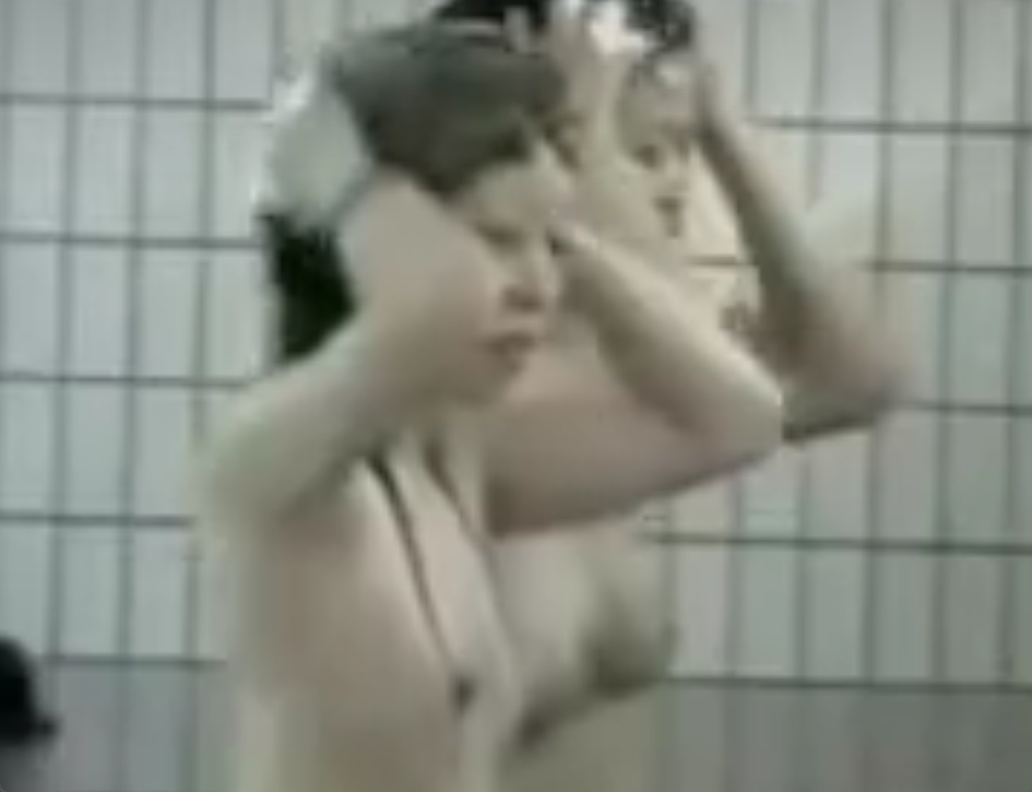 友達同士で仲良くお風呂！遠くからその一部始終を盗撮されちゃうｗ