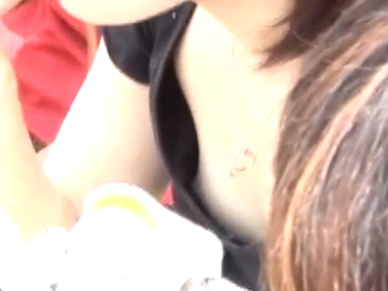 このお姉さん自分が乳首丸出しな事に気付いてないっぽいｗ