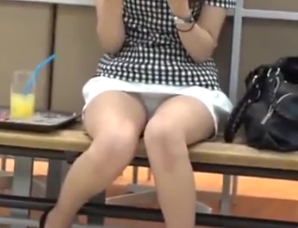 ベンチに腰を掛けて本を読む美少女のパンチラがエロすぎる！