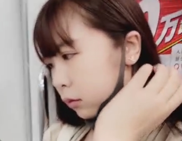 お姉さんのぷっくり乳首を盗撮！これがパフィーニップルというやつかｗ