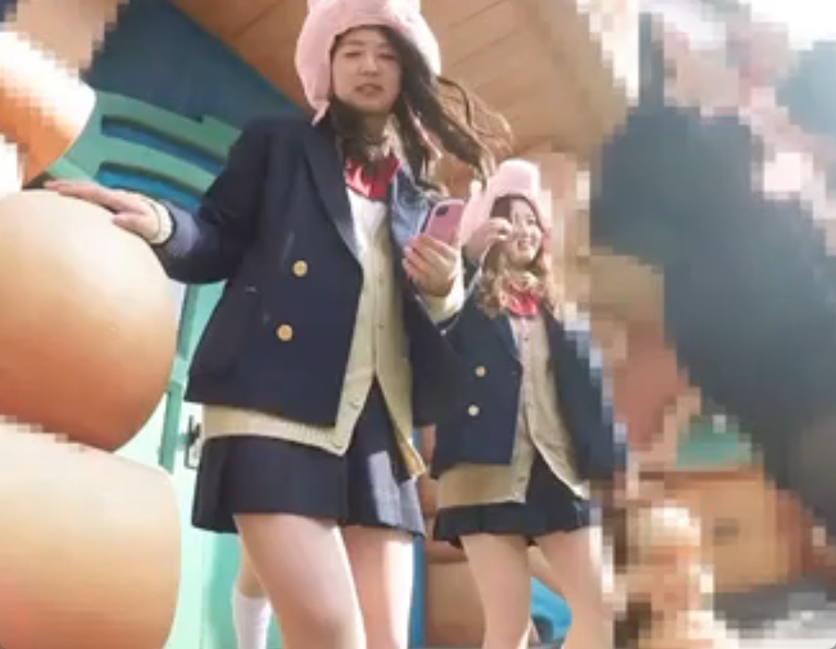 テーマパークで油断しまくりな制服JKを逆さ撮り！歩き回って蒸れてそうｗ
