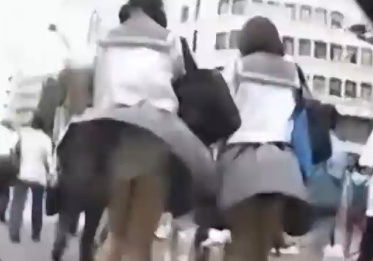 グレーチングから吹きあがる風でスカートがめくれてパンツ丸見え！