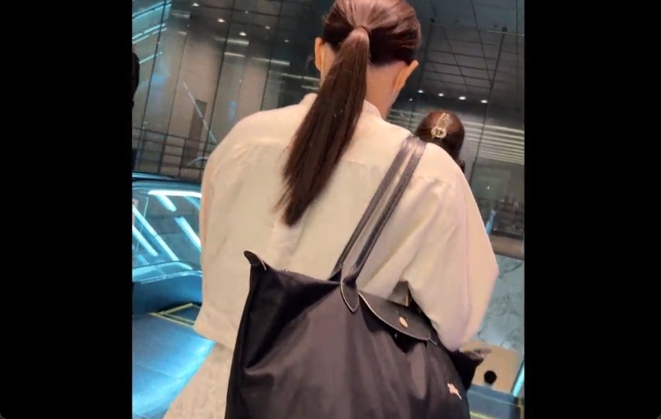 ターゲットを追跡してエスカレーターでスカートめくり！ガチ危険人物ｗ