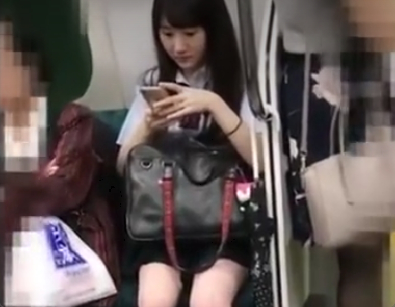 真面目系美少女JKのパンツを電車内で逆さ撮り！これはお宝級ですわｗ