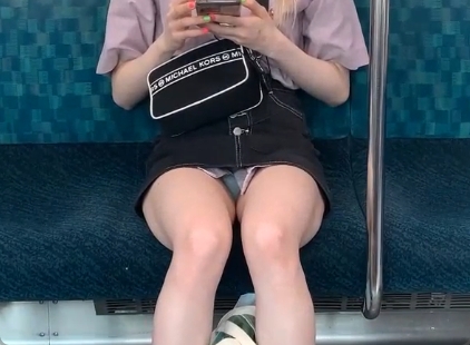 スレンダー娘の電車内対面パンチラ！光が差し込み過ぎて見えまくりｗ