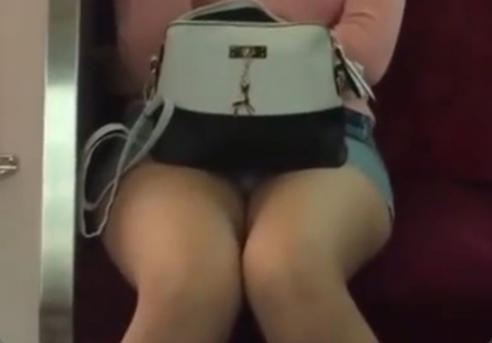 対面に座ってる女の子のパンツ丸見え！撮り放題になっちゃってるｗ
