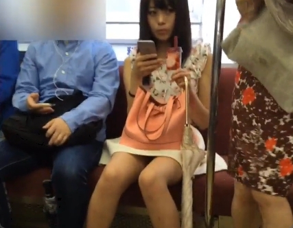 対面パンチラだけかと思ったら階段でがっつりパンツを逆さ撮りｗ