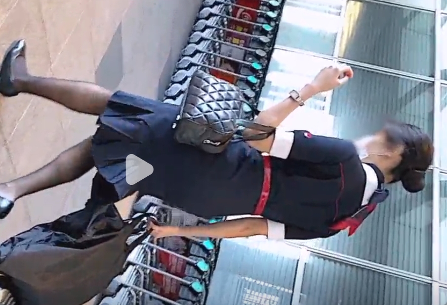 CAさんを逆さ撮り！スロー再生で見るパンチラ盗撮ってエロいなｗ