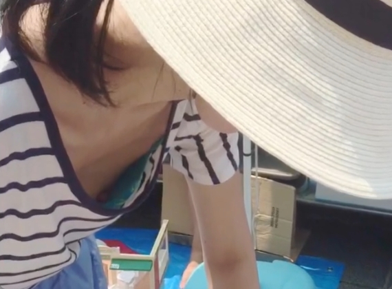 フリーマーケット会場で麦わら帽子の女を狙って胸チラ盗撮！