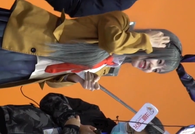 自撮り棒で配信中のコスプレガールを逆さ撮り！マジで激カワｗ