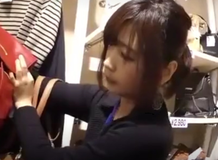伝説の撮り師逆さHERO氏による女性店員のパンツ盗撮動画！