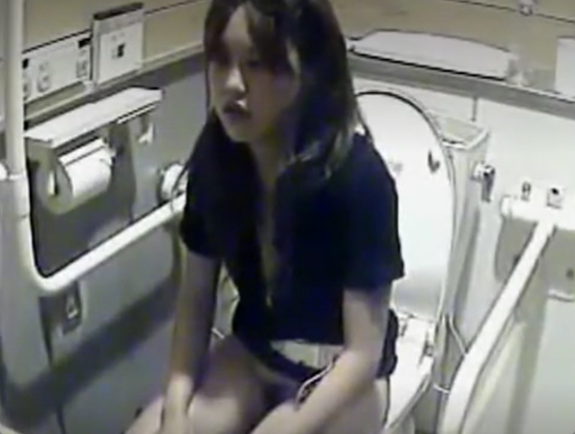 女子トイレで用を足しているところを盗撮されてしまった素人ギャルさんｗ