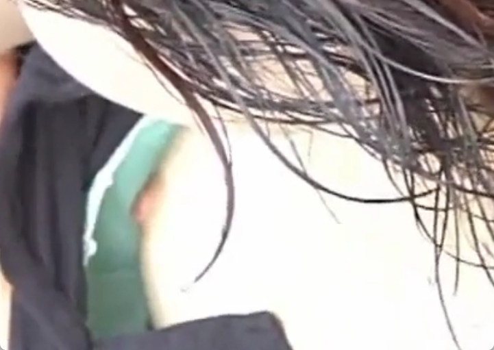 待ち合わせ中のお姉さんの乳首チラ動画！乳輪がぷっくりしててエロいｗ