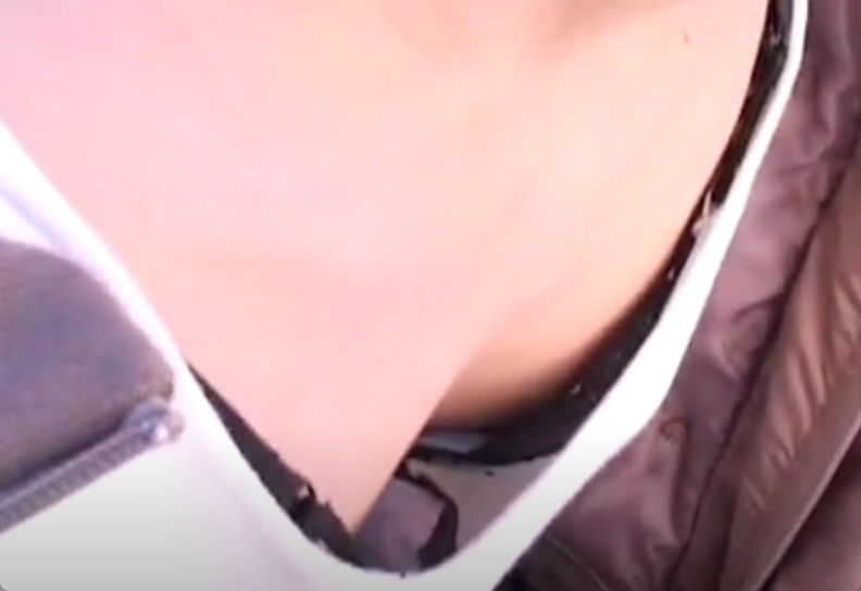 アンケート回答中に胸チラ盗撮！貧乳過ぎて乳首がチラ見えしちゃうｗ