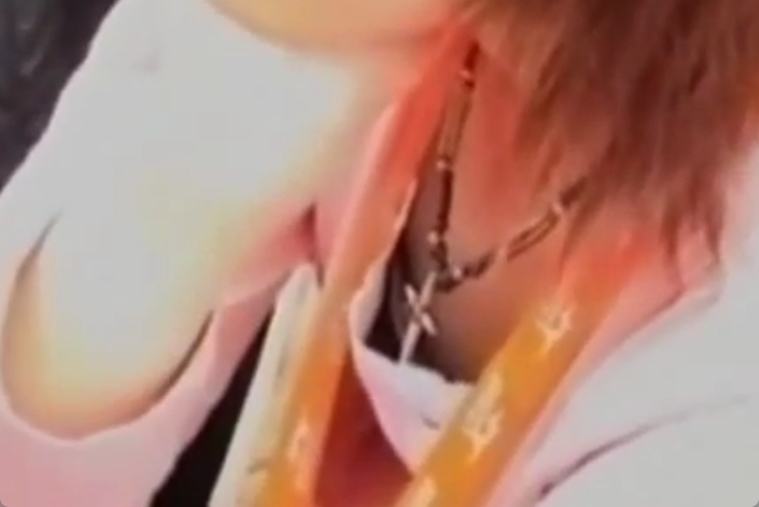 街中で見かけた胸元ゆるゆる女子たちの胸チラ盗撮映像！生々しいねｗ