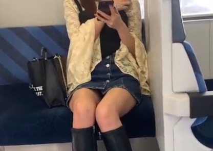 ミニスカお姉さんの対面パンチラ！もう少し光が欲しいところｗ