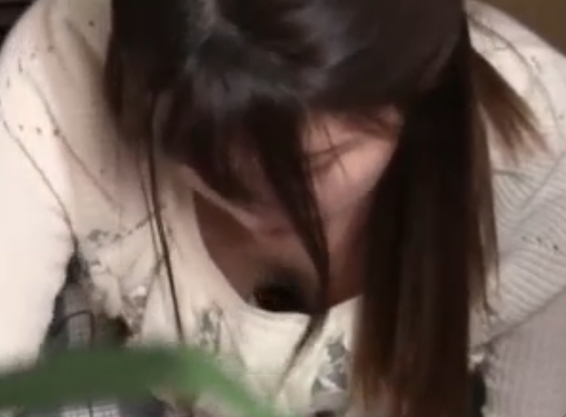 丁寧にアイロンがけをするお姉さんの胸チラ盗撮動画！わざと見せてるだろｗ